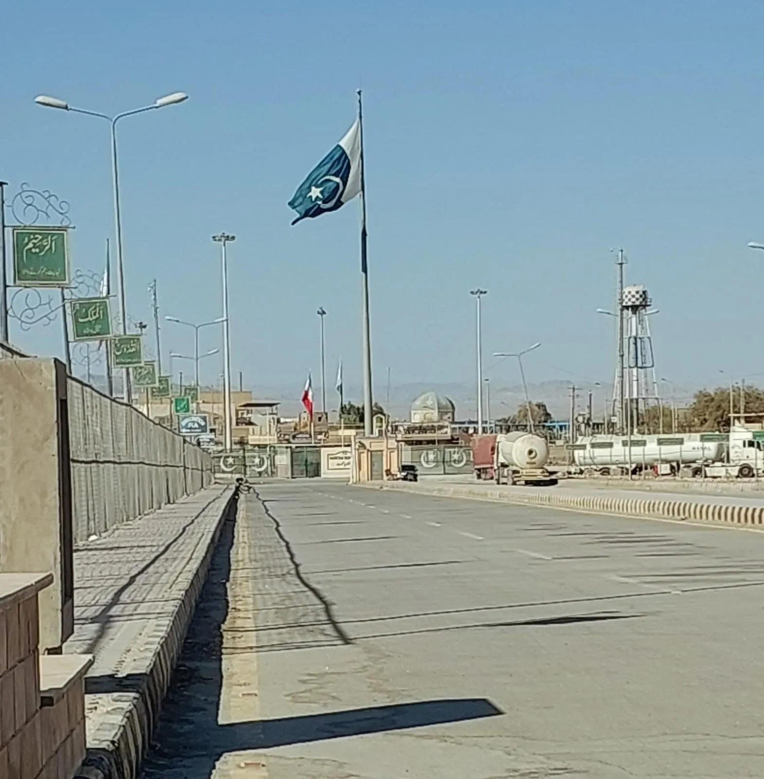 Pakistan-İran Sınırında Ticaret Durdu: Binlerce Tır Mahsur