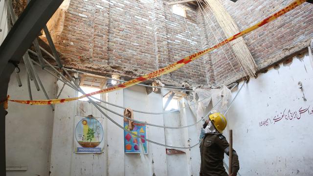 Pakistan'da okul çatısı çöktü: 27 öğrenci hayatını kaybetti