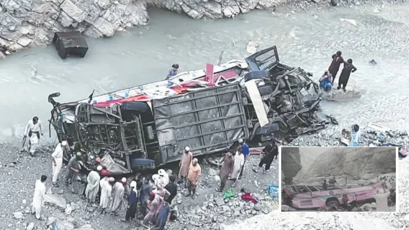 Pakistan'da Otobüs Uçuruma Yuvarlandı: 40 Kişi Hayatını Kaybetti
