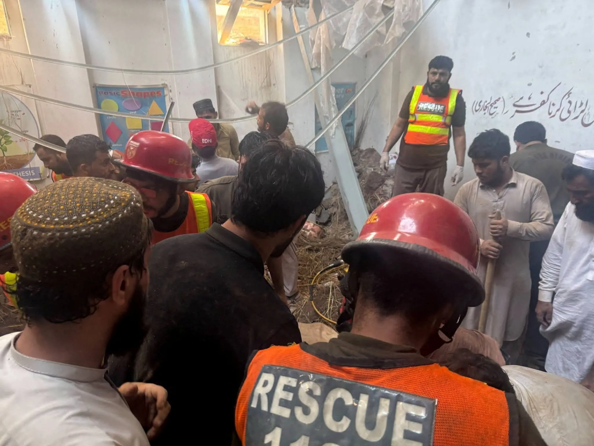 Pakistan'da Okul Çatısı Çöktü: 28 Ölü, 19 Yaralı