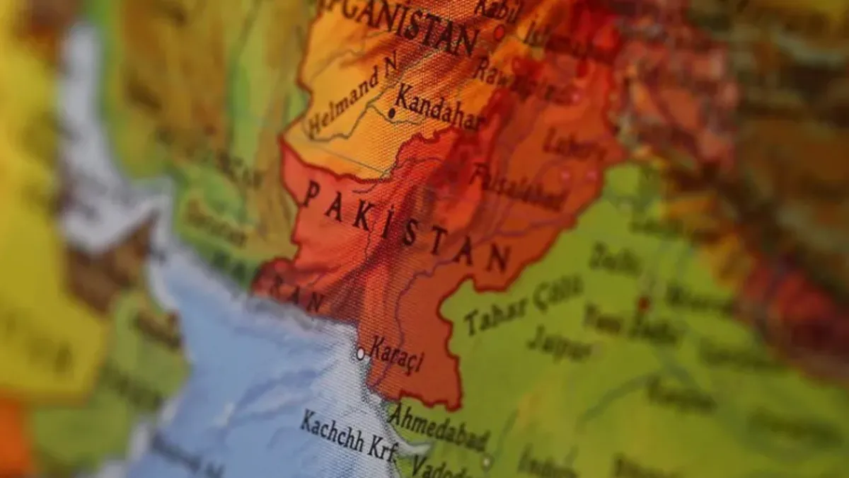 Pakistan'da yolcu otobüsü uçuruma yuvarlandı: 40 ölü