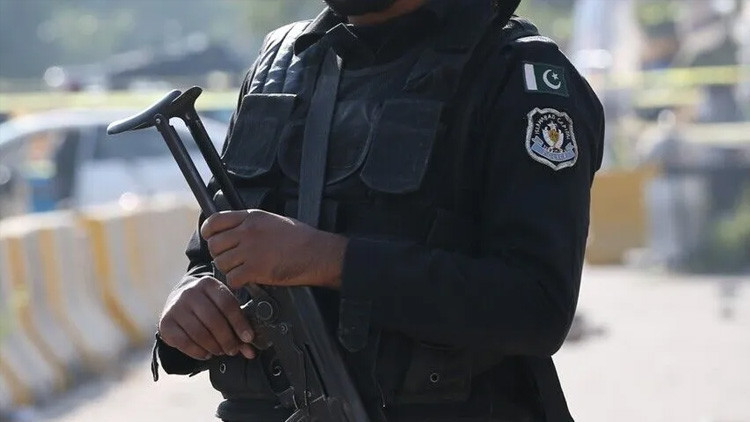 Pakistan'da yolcu otobüsü uçuruma yuvarlandı: 40 ölü