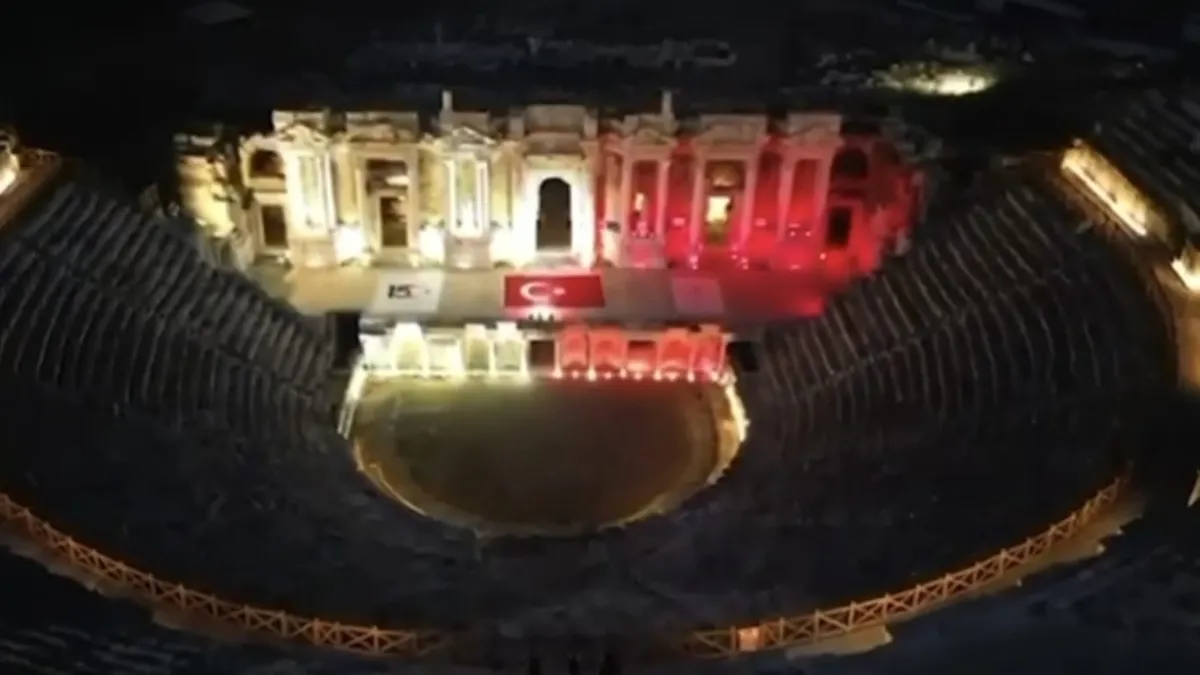 Pamukkale 15 Temmuz'da Türk bayrağı renkleriyle aydınlatıldı