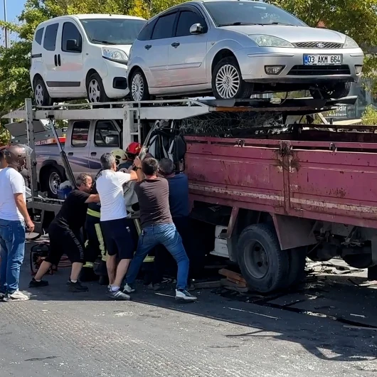 Pamukkale'de Trafik Kazası: Çekicide Sıkışan Sürücü İtfaiye Tarafından Kurtarıldı