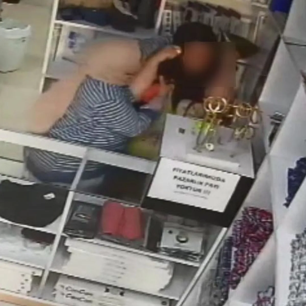 Pantolonunu almaya gelen kadın, 250 TL için terzinin kızını tokatladı