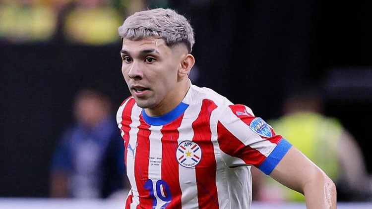 Paraguay'ın yıldızı Julio Enciso hazırlık maçında sakatlandı