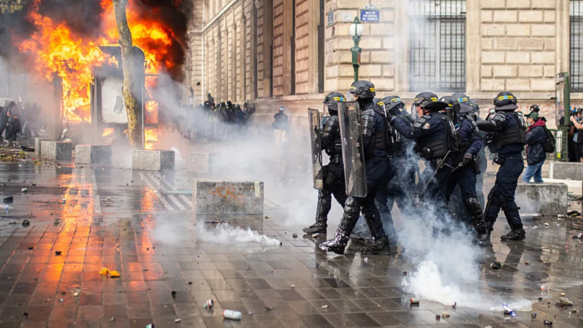 Paris'te Gösterilerde Gerginlik: Polis Biber Gazı Kullandı