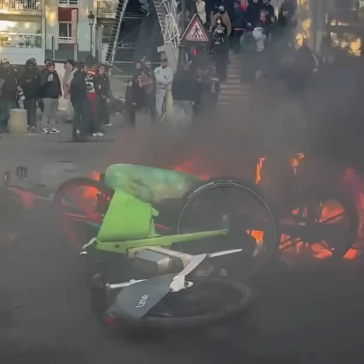 Paris'te Kemere Sıkma Protestoları: Bisikletler Ateşe Verildi, Polis Biber Gazı Kullandı