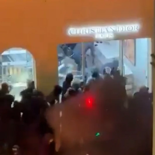 Paris'te lüks mağazalar yağmalandı: Öğrenci protestoları şiddete dönüştü