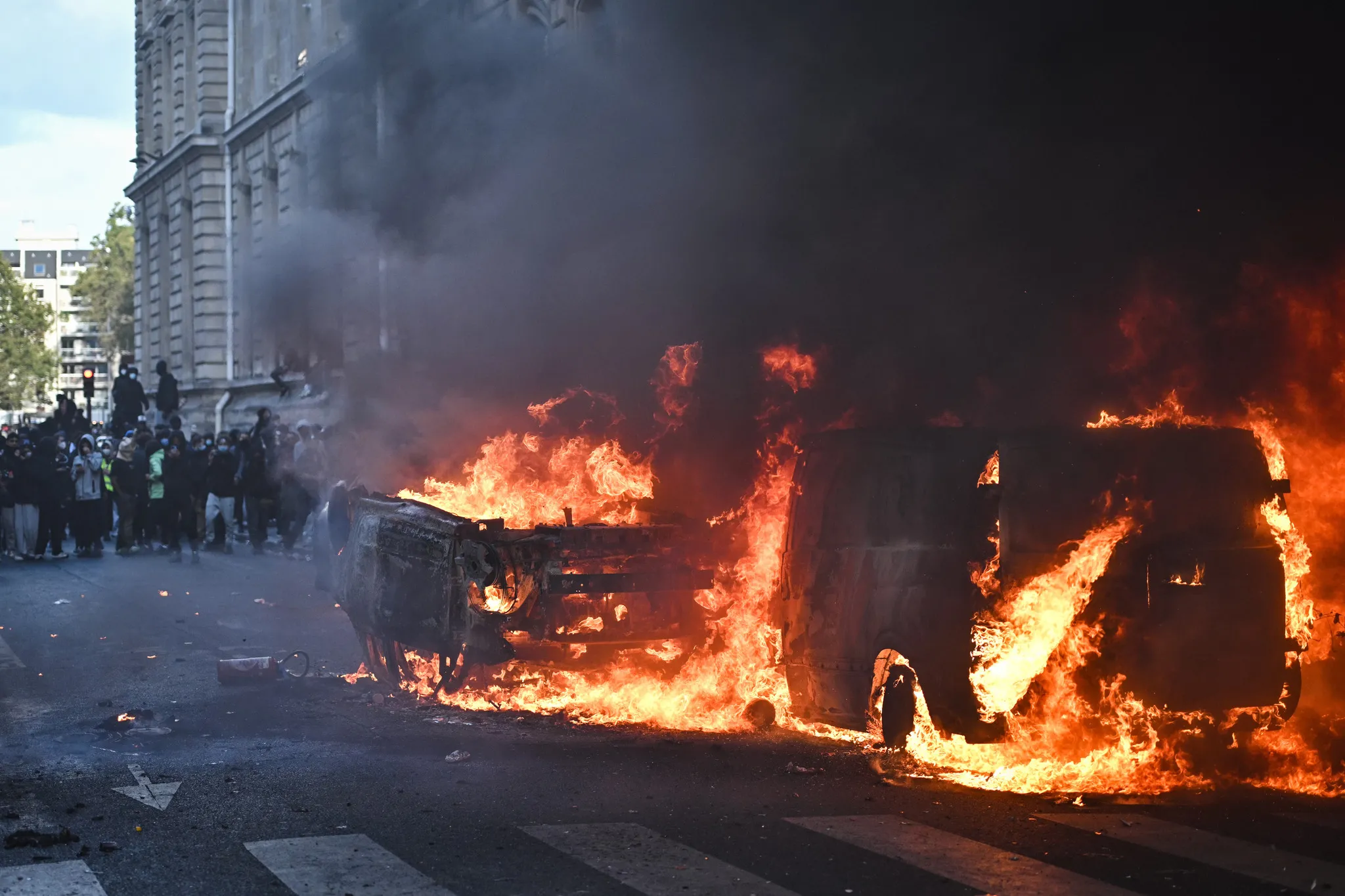 Paris'te Sarı Yelekliler yeniden ayakta: Sokaklar karıştı