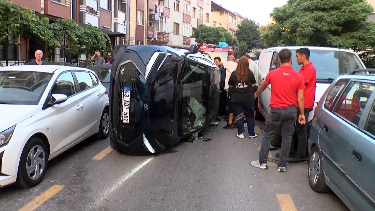 Park Halindeki 3 Araca Çarpıp Devrilen Sürücü Yaralandı