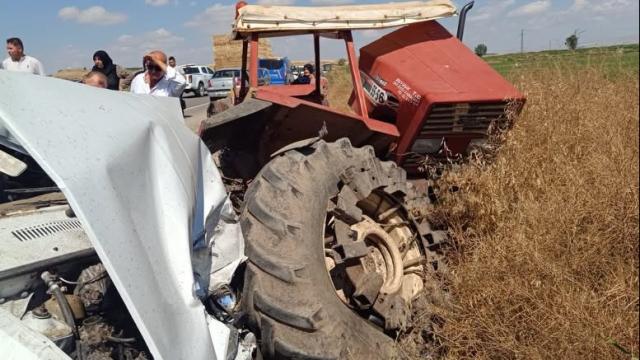 Park Halindeki Traktöre Çarpan Otomobilde 3 Kişi Hayatını Kaybetti