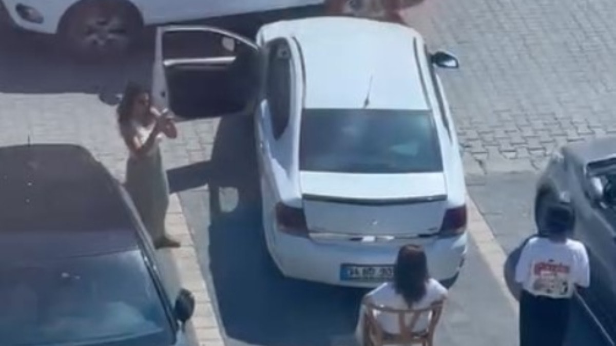 Park Yeri Kavgasi: Kafe Çalışanı Sandalyeyle Otomobile Karşı