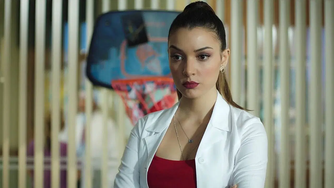 Parmağı kırılan Damla Colbay'ı sevgilisi ameliyat etti