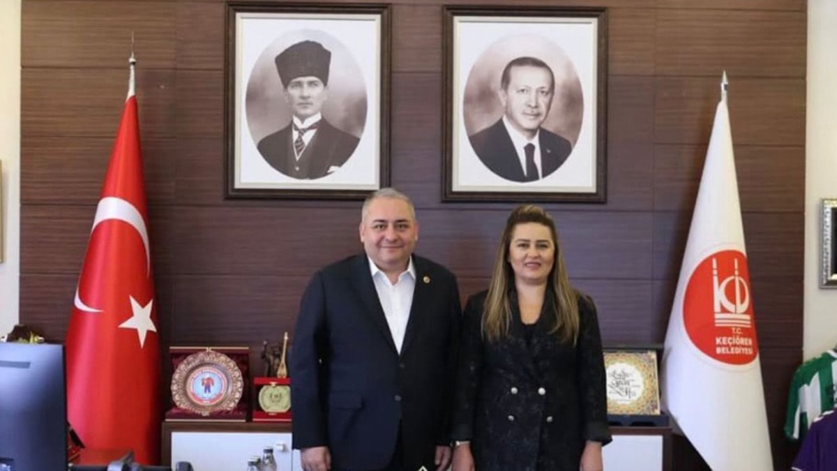 Parti değiştiren CHP'li başkan Atatürk portresini küçülttü