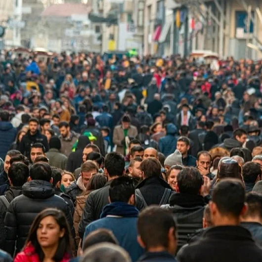 Partiyi Kapattık Daha Kurmadan: İnsan Kendini Ele Verir