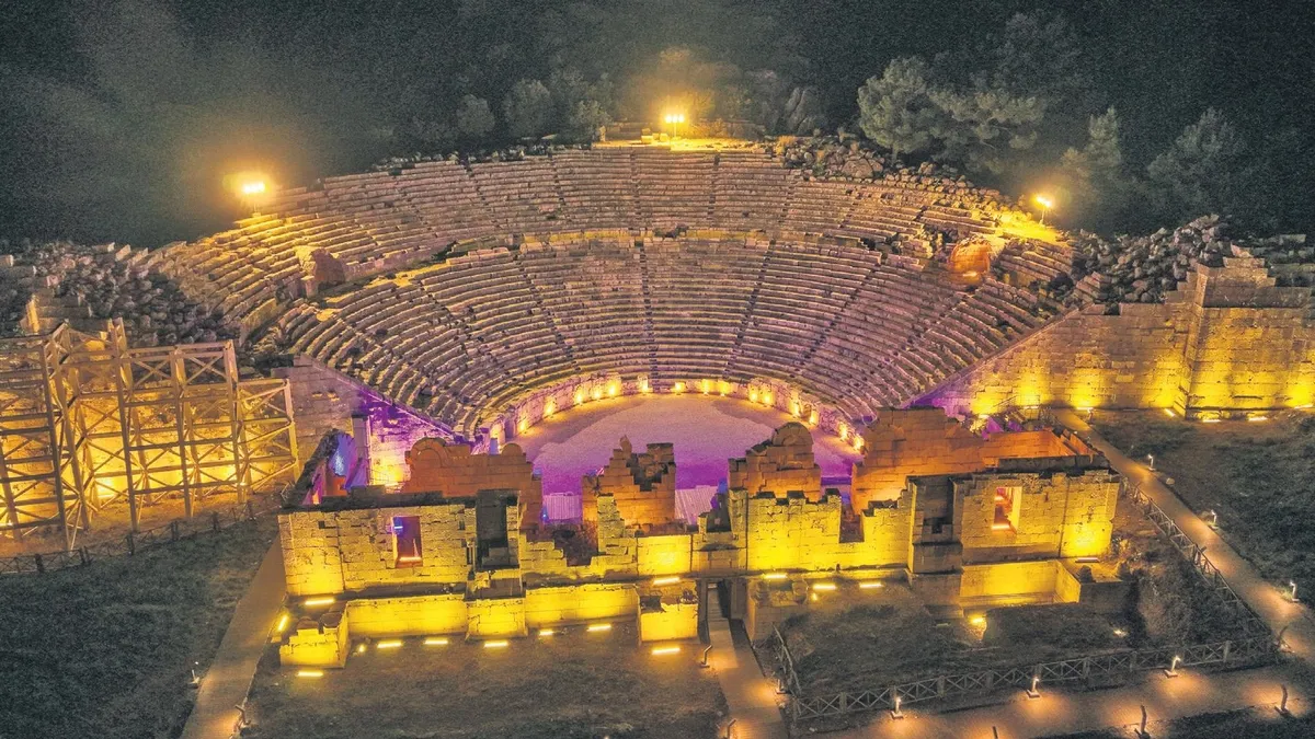Patara Antik Kenti gece müzeciliğiyle ziyaretçi akınına uğruyor