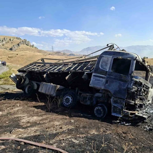 Patates Yüklü Kamyonda Yangın: Afyonkarahisar'da Araç Küle Döndü