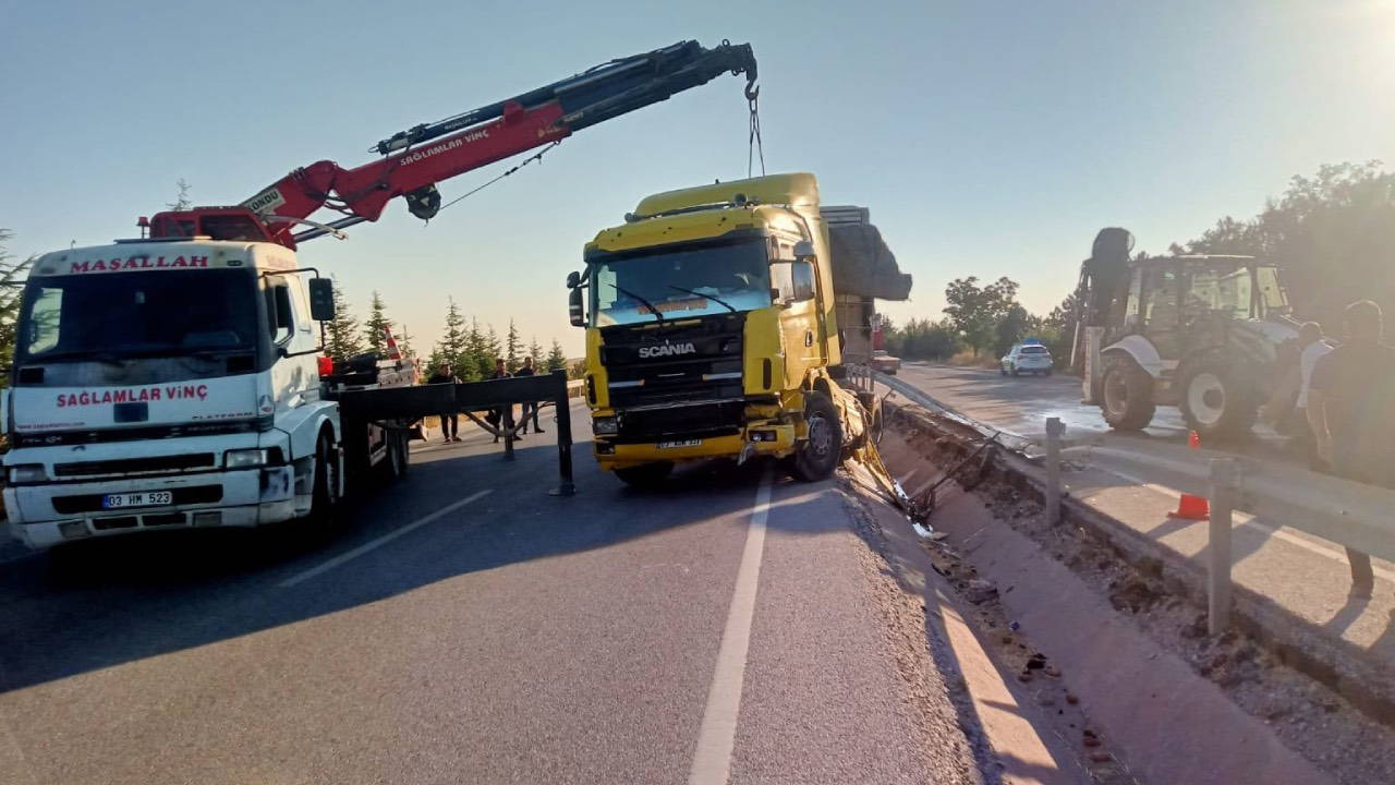 Patates Yüklü TIR Devrildi: Tonlarca Patates Yola Saçıldı