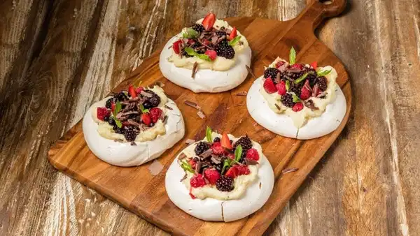 Pavlova: Dünya Tatlı Kültürünün Bulut Gibi Hafif Klasiği