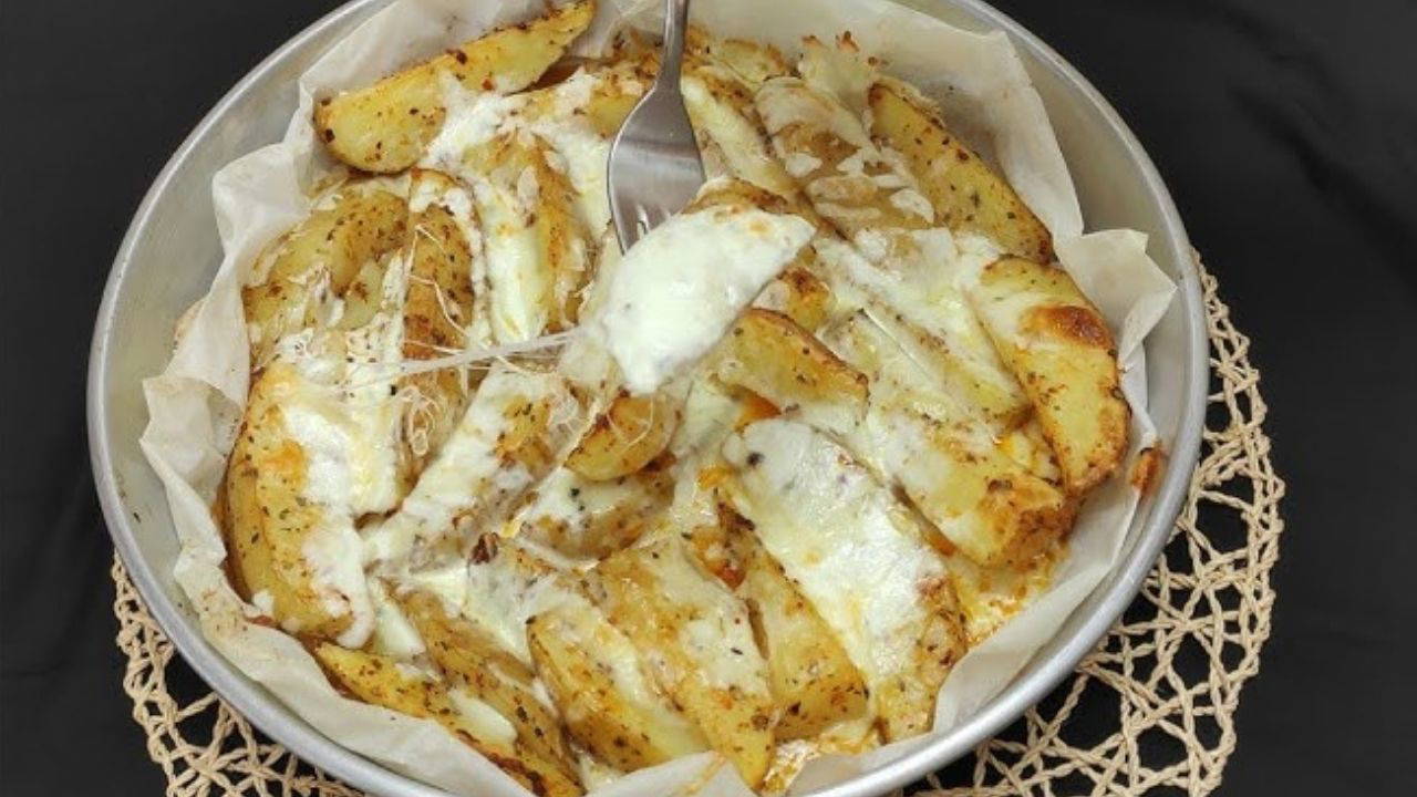 Pazar kahvaltılarının yıldızı: Fırında kaşarlı patates dilimleri