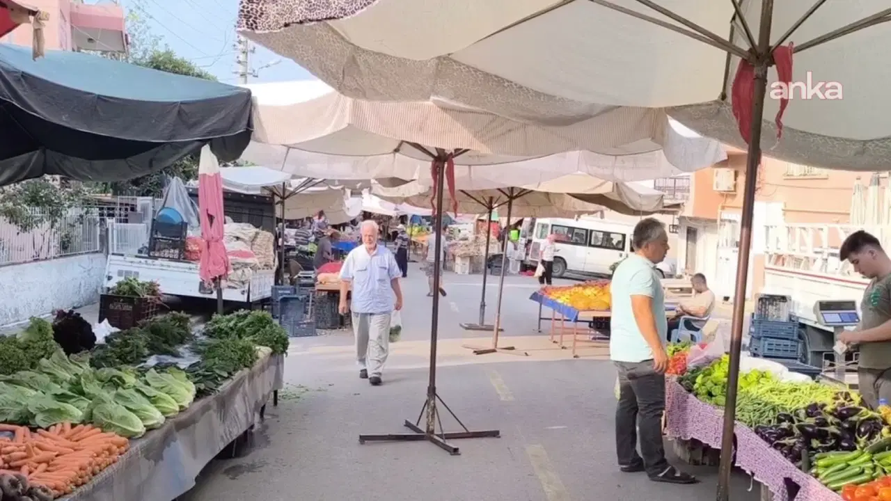 Pazarda yaz meyvesi isyanı: 'Alamıyoruz, bakıp bakıp geçiyoruz