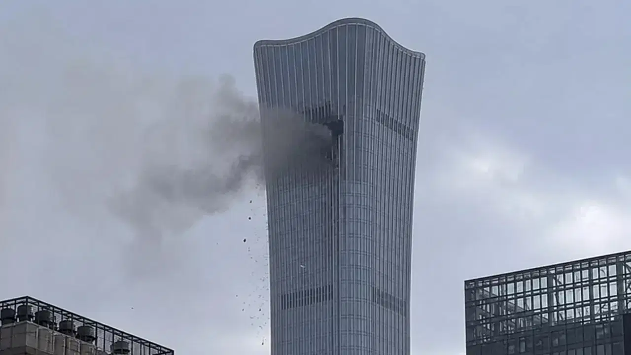 Pekin'de gökdelene uçak çarptı: CITIC Tower tahliye edildi