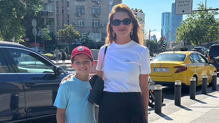 Pelin Karahan oğluyla Etiler’de alışverişte görüntülendi