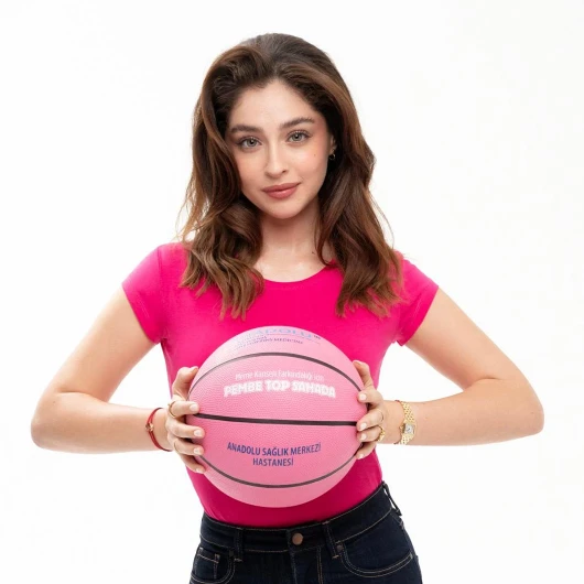 Pembe Top Sahada 13. Kez: Cemre Baysel'den Destek