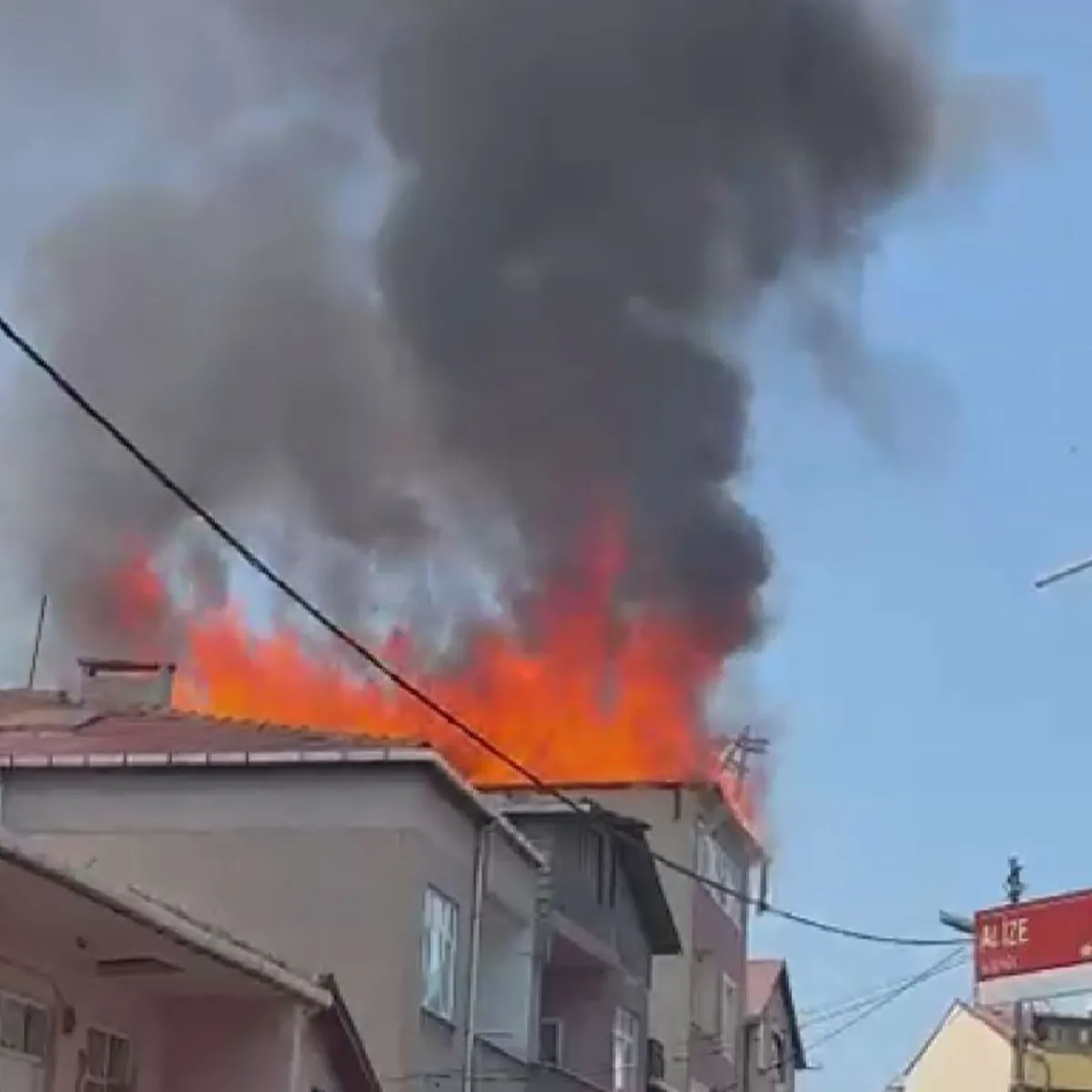 Pendik'te 5 katlı binanın çatısı alev aldı: İtfaiye müdahale ediyor