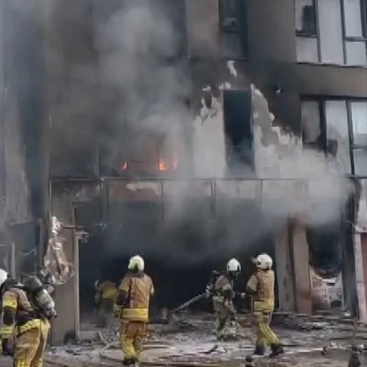 Pendik'te 8 Katlı Binada Yangın: Ambalaj Fabrikasında Paniği