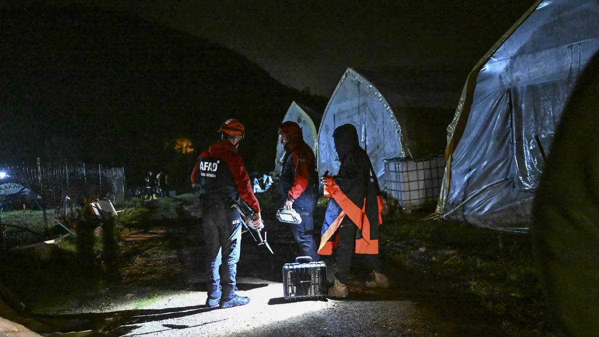 Pendik'te sel felaketi: Otomobille akıntıya kapılan 2 kişi kayıp