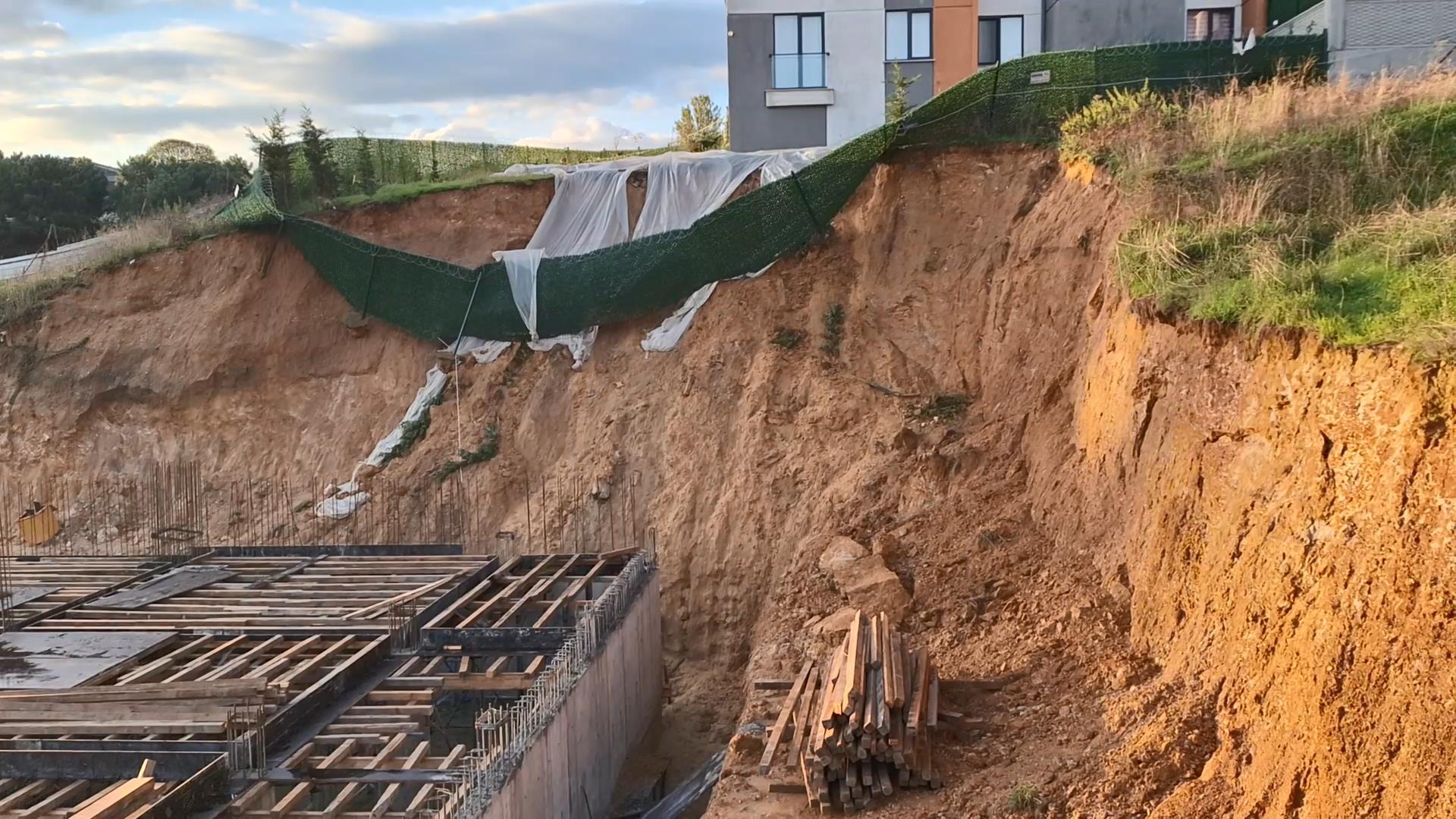 Pendik'te Toprak Kayması: 9 Katlı Bina Tahliye Edildi