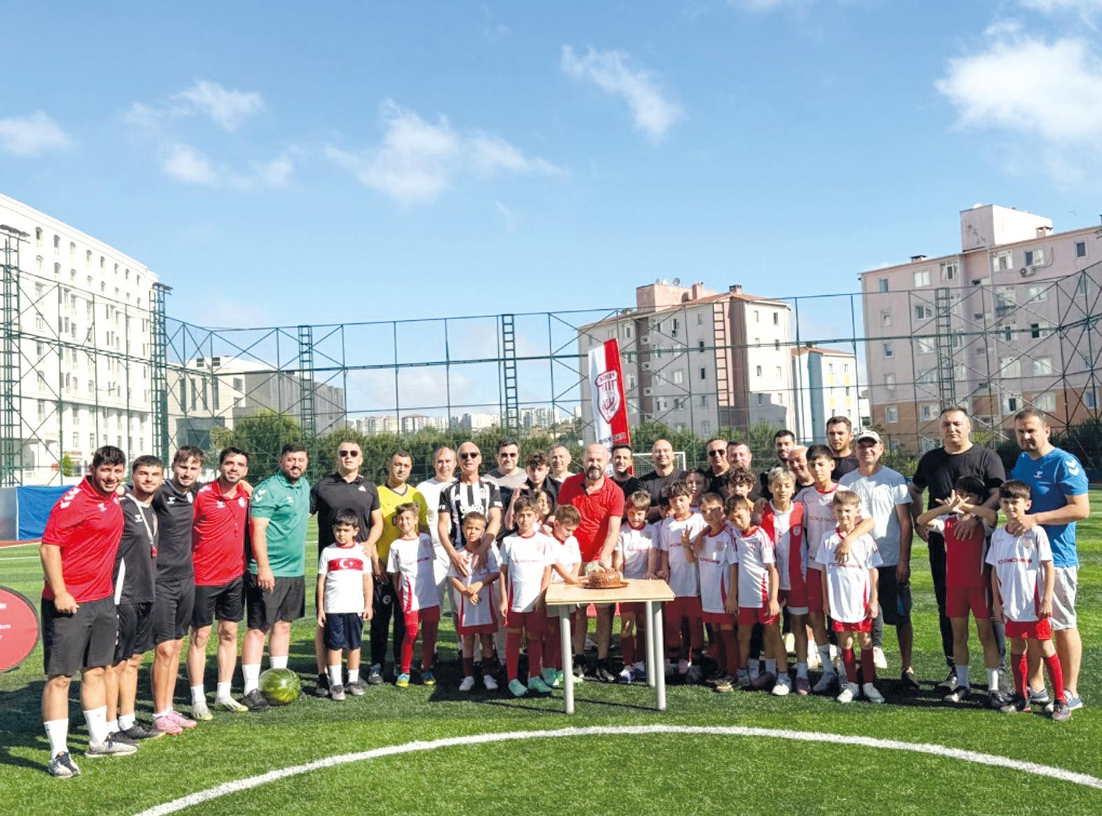 Pendikspor'da Babalar Günü etkinliği: Penaltıda babalar attı, çocuklar tuttu