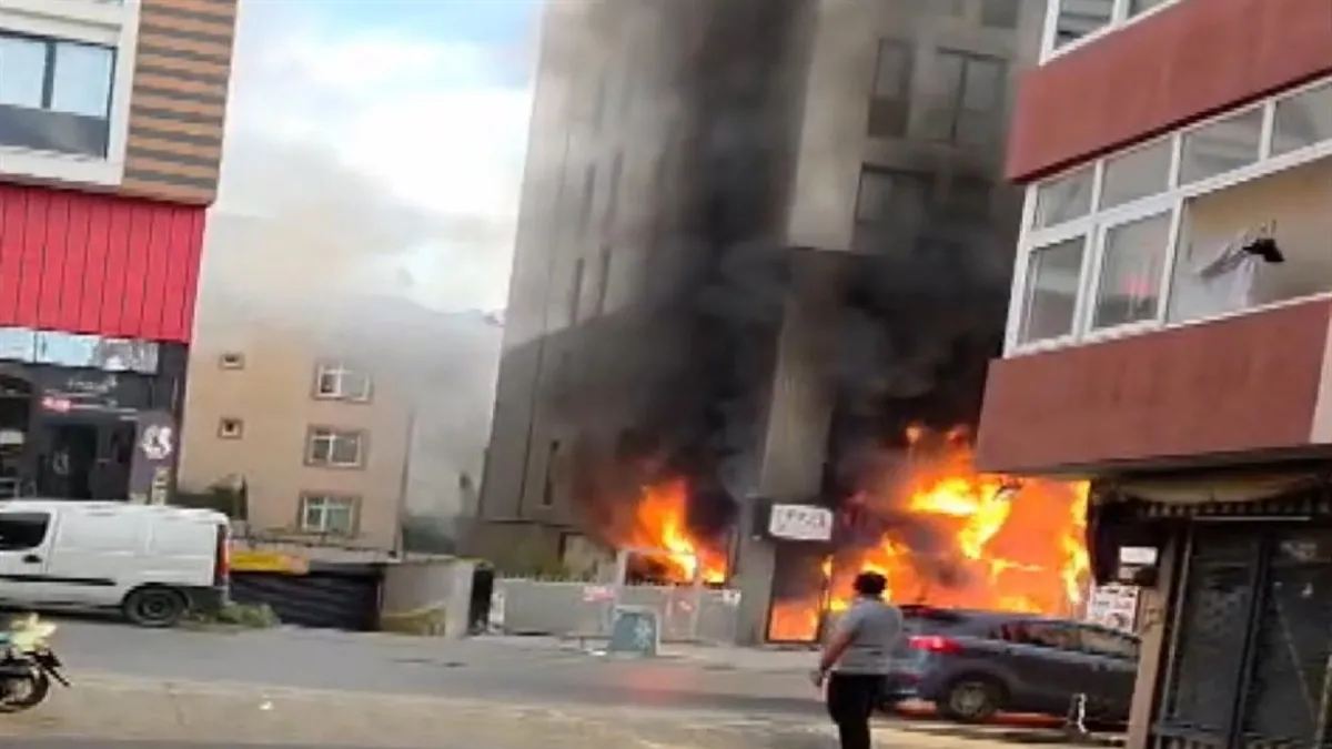 Pendik'te ambalaj fabrikasında yangın: Ekiplerin müdahalesi sürüyor