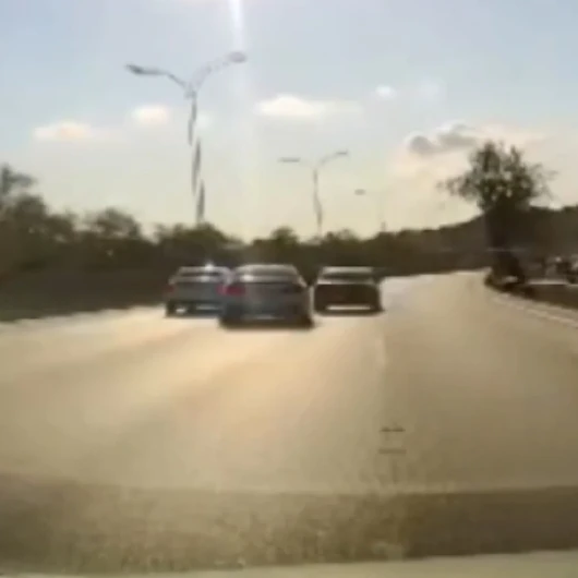 Pendik'te Araç Kamerasına Yansıyan Kaza: Şerit Değiştiren Otomobil Çarptı