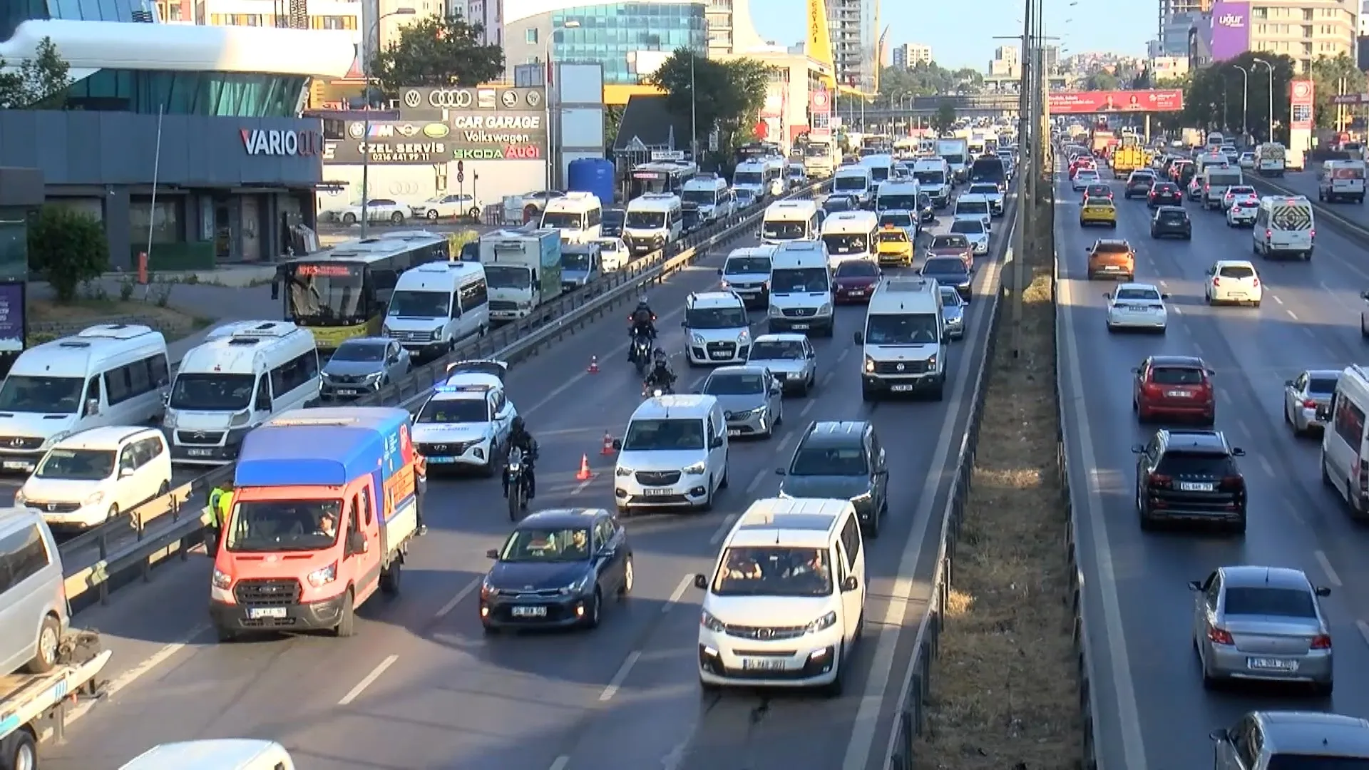 Pendik'te D-100'de zincirleme kaza: 2 yaralı, trafik durdu
