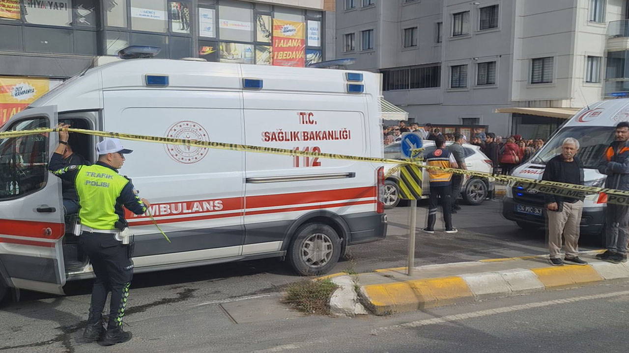 Pendik'te Hafriyat Kamyonu Eczaneye Daldı: 7 Yaralı