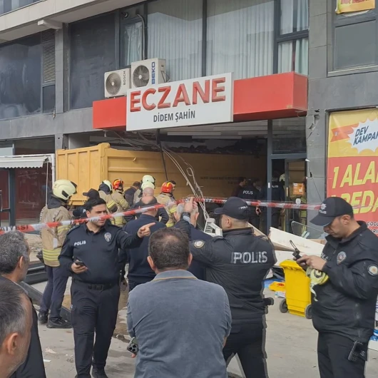 Pendik'te Hafriyat Kamyonu Eczaneye Daldı: Yaralılar Var