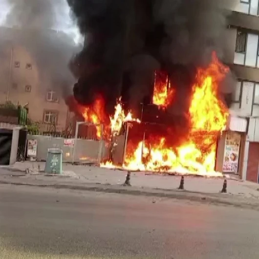 Pendik'te İş Yerinde Çıkan Yangın İtfaiye Tarafından Söndürüldü
