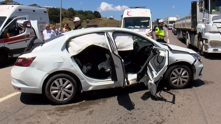 Pendik'te Otomobil Kazası: 1'i Çocuk 2 Yaralı