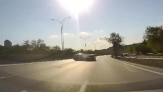 Pendik'te şerit değiştirme kazası kamerada