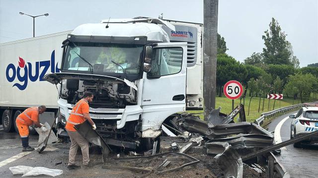 Pendik'te Tır Bariyerlere Çarptı: TEM Yolu'nda Trafik Durdu