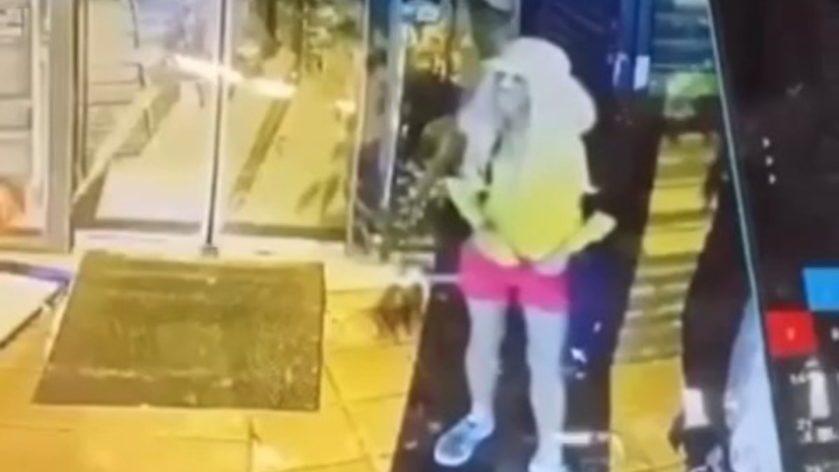 Peruk ve mini etek giyip dükkana girdi! Pes dedirten olay