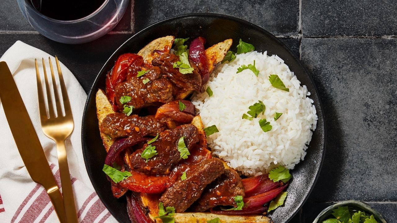 Peru'nun Sokağa Taşan Lezzeti: Lomo Saltado