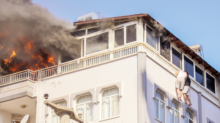Pervazda Ölüm Kalım Savaşı: Yangın Korku Dolu Anlar Yaşattı
