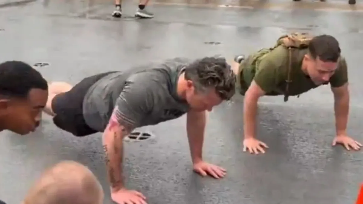 Pete Hegseth'ten USS Boxer'da kas şov: Güverteye çıktı barfiks çekti