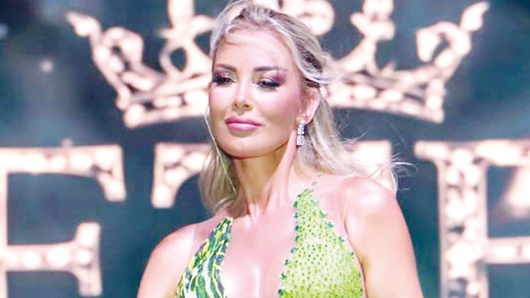 Petek Dinçöz Kıbrıs'ta Sahne Aldı: 'Kıbrıs'ın En Şık Kadını Benim