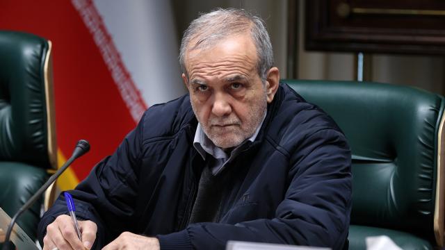 Pezeşkiyan İstifa İddialarını Yalanladı
