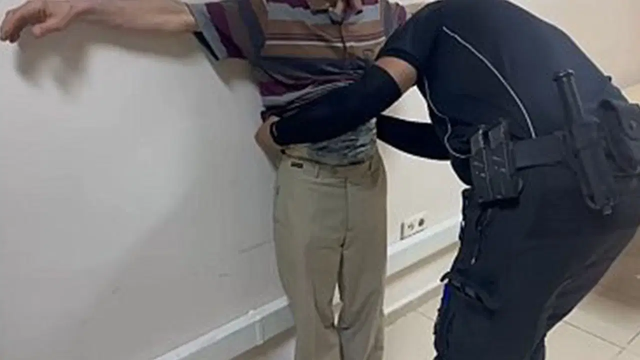 Polis, 8 yıl hapis cezasıyla aranan şahsın vücuduna bantladığı esrarla yakaladı